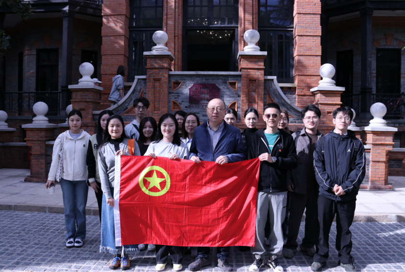 “漫步城市记忆 践行绿色新风”财务公司团总支开展主题团日活动